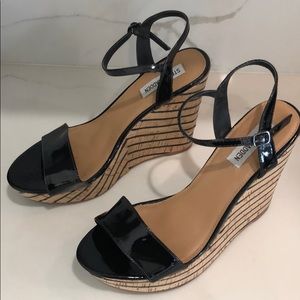 STEVE MADDEN patent leather ankle cork wedge